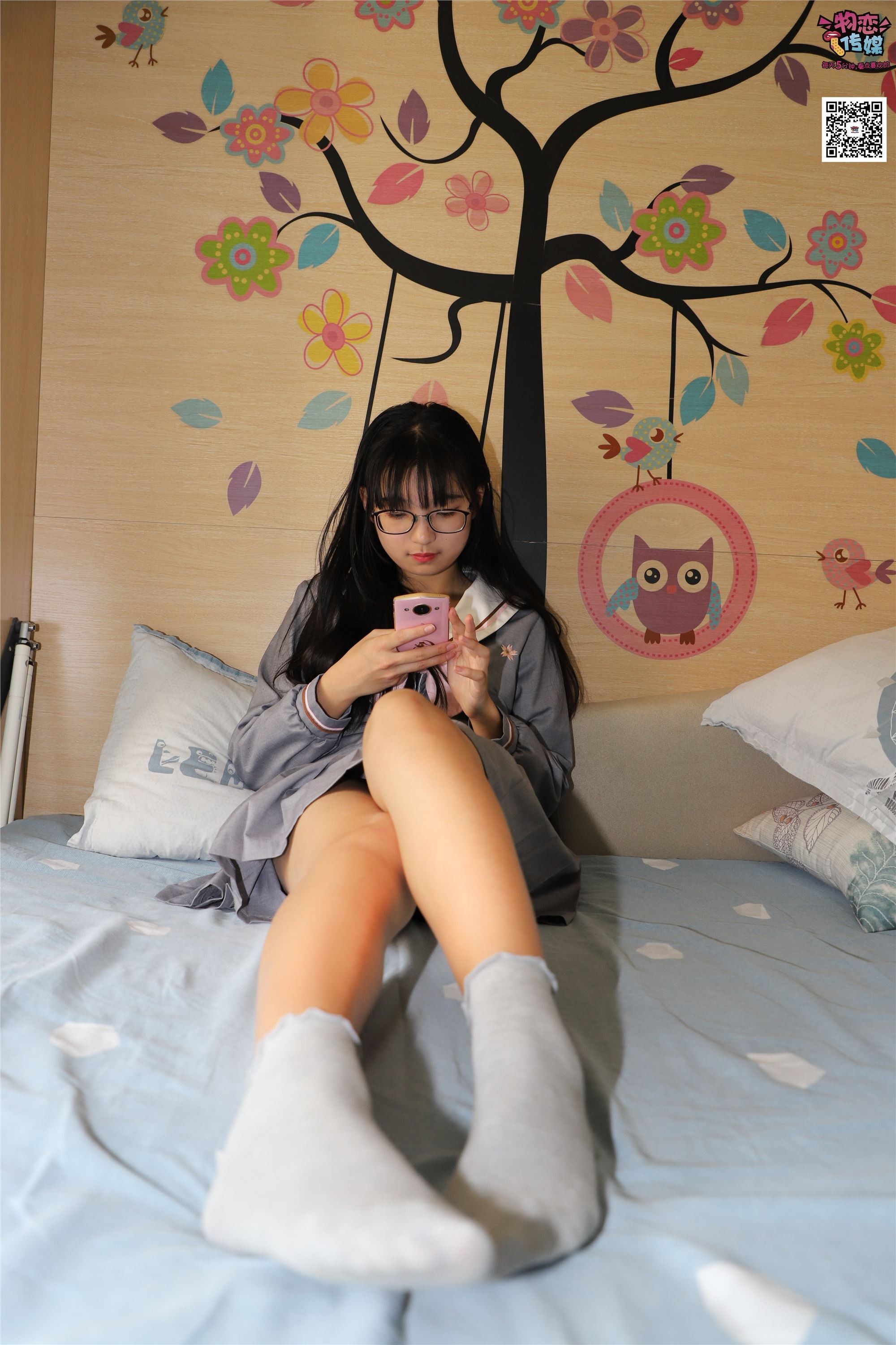 物恋传媒 No.005 JK制服高中小姐姐，棉袜加丝袜